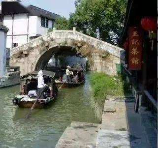 逃离破旧弃城